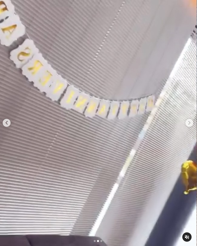 Terlihat tulisan Happy Anniversary sudah tergantung di tirai jendela di belakang Nia duduk. Foto: dok. Instagram/@ramadhaniabakrie