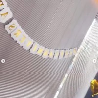 Terlihat tulisan Happy Anniversary sudah tergantung di tirai jendela di belakang Nia duduk. Foto: dok. Instagram/@ramadhaniabakrie