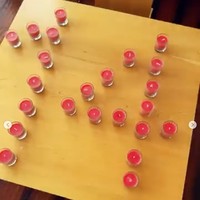 Di depan Nia duduk terdapat lilin yang sudah tertata rapih dii atas meja membentuk angka 14.  Foto: dok. Instagram/@ramadhaniabakrie