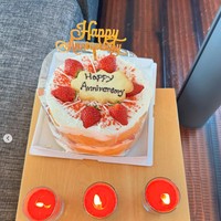 Untuk melengkapi perayaan anniversarynya itu juga terdapat kue yang bertuliskan Happy Anniversary. “14 years of US!” tulis Nia dalam keterangan unggahannya. Foto: dok. Instagram/@ramadhaniabakrie