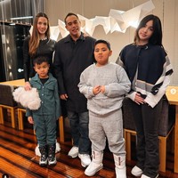 Setelahnya perayaan anniversary Nia itu dilanjutkan dengan dinner keluarga di sebuah restoran di Jepang. Tak lupa kelimanya pun berpose bersama. Foto: dok. Instagram/@ramadhaniabakrie