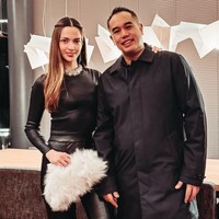 Nia dan Ardi sendiri tampil kompak dalam busana berwarna hitam. Nia tampil simpel mengenakan setelan berbahan latex dipadukan dengan kalung dan clutch bulu warna putih. Sementara Ardi mengenakan kemeja panjang dipadukan celana jeans. Foto: dok. Instagram/@ramadhaniabakrie