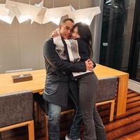 Ardi juga tampak berpose bersama putri pertamanya, Mikhayla yang kini sudah semakin dewasa. Terlihat pasangan ayah dan anak itu sangat dekat. Foto: dok. Instagram/@ramadhaniabakrie