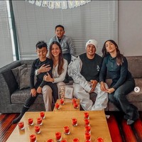 Melalui akun Instagram pribadinya Nia juga membagikan foto dan video perayaan anniversarynya yang digelar sederhana. Meski sederhana namun tetap terlihat romantis. Foto: dok. Instagram/@ramadhaniabakrie