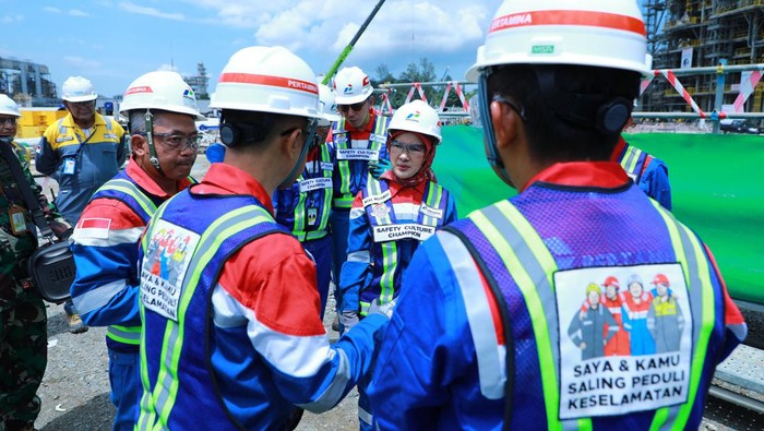 Nicke Widyawati mengunjungi kilang Balikpapan