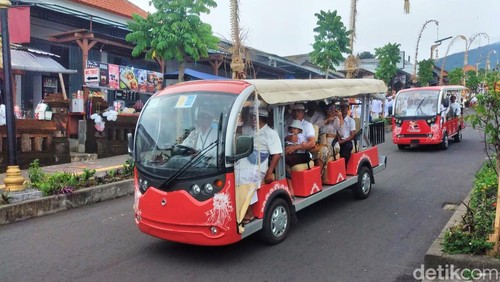 Para pemedek naik shuttle bus di Pura Agung Besakih, Karangasem, Bali, beberapa waktu lalu. (I Wayan Selamat Juniasa/detikBali)