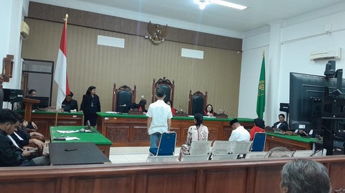Para terdakwa korupsi aset Pemprov NTT disidang di Pengadilan Tipikor Kupang, NTT, Rabu (3/4/2024). (Dok. Tim Advokasi Peduli dan Selamatkan Pantai Pede)