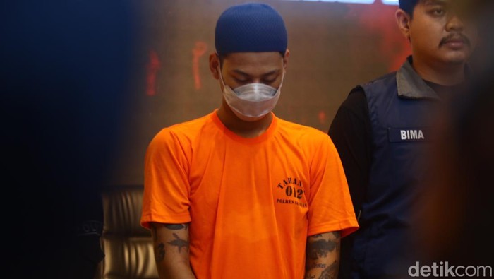 Pelaku inisial FIP yang viral dinarasikan klitih bersenpi, ternyata membawa air gun. Ia dihadirkan saat pers rilis di Mapolresta Sleman, Kamis (4/4/2024).