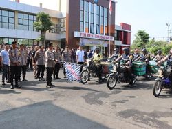 Pak Bhabin di Bojonegoro Bagikan 689 Paket Sembako Door to Door