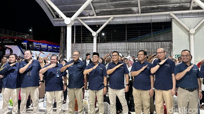 Executive Director 4 Pelindo Regional 4 Abdul Aziz (pakai peci) saat melepas rombongan Mudik Asyik Bersama BUMN.