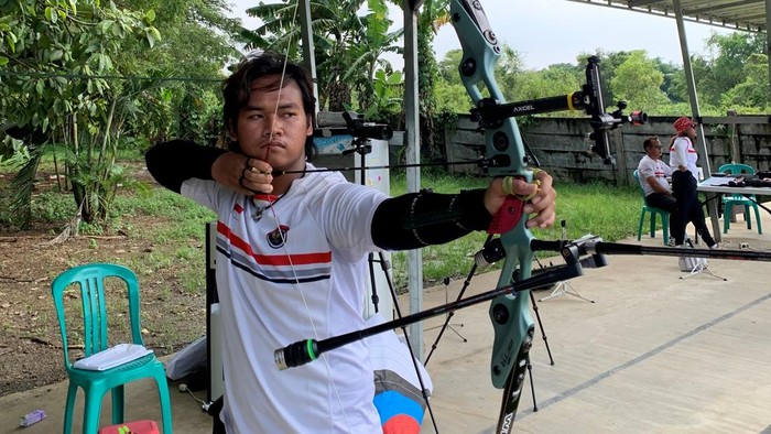 Pemanah asal Bantul, Arif Dwi Pangestu saat sesi latihan di Cikarang, Jawa Barat, Kamis (4/4/2024).