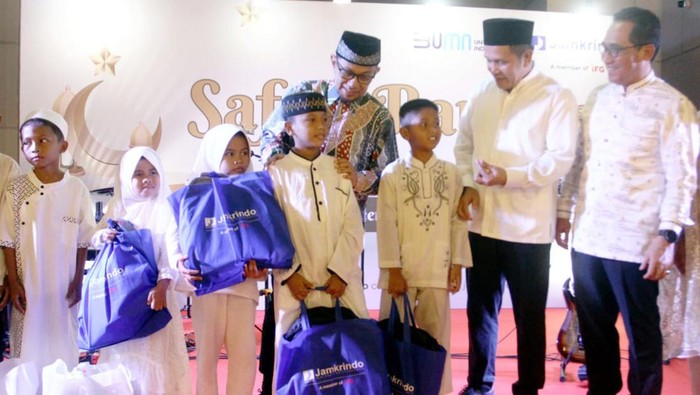 Dalam rangka Ramadan dan sekaligus peringatan HUT ke-54 Jamkrindo pada 1 Juli mendatang, pembagian paket sembako gratis dan santunan anak yatim piatu di lingkungan sekitar perusahaan.