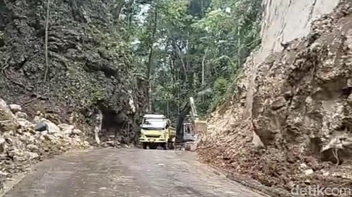 Pembersihan material di Jalan Poros Maros-Bone di Camba.