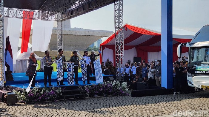Pemerintah Provinsi (Pemprov) DKI Jakarta melaksanakan program mudik gratis lebaran tahun ini. Total ada 279 bus yang diberangkatkan hari ini dari Monas. (Adrial/detikcom).