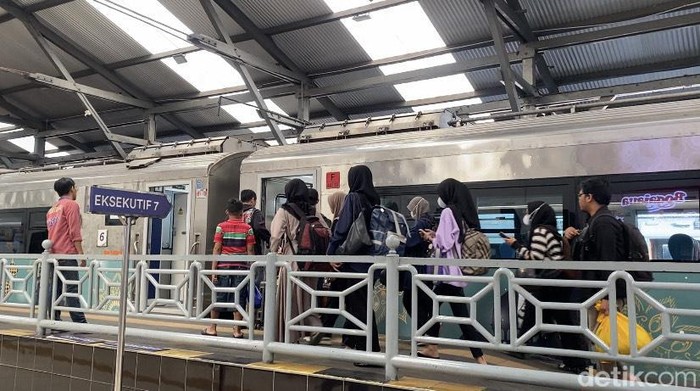 Pemudik di Stasiun Surabaya Pasar Turi