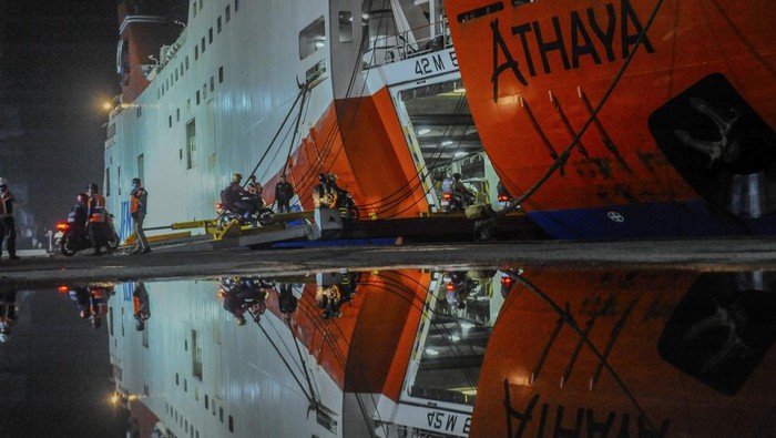 Pemudik bersepeda motor beristirahat saat menunggu kapal bersandar di Pelabuhan Ciwandan, Cilegon, Banten, Kamis (4/4/2024) dini hari. PT ASDP Indonesia Ferry memprediksi puncak arus mudik Idul Fitri 1445 Hijriah khususnya pemudik bersepeda motor ke Sumatera melalui Pelabuhan Ciwandan akan terjadi pada 6 hingga 7 April 2024. ANTARA FOTO/Muhammad Bagus Khoirunas/nym.