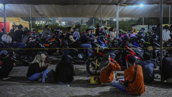 Pemudik bersepeda motor beristirahat saat menunggu kapal bersandar di Pelabuhan Ciwandan, Cilegon, Banten, Kamis (4/4/2024) dini hari. PT ASDP Indonesia Ferry memprediksi puncak arus mudik Idul Fitri 1445 Hijriah khususnya pemudik bersepeda motor ke Sumatera melalui Pelabuhan Ciwandan akan terjadi pada 6 hingga 7 April 2024. ANTARA FOTO/Muhammad Bagus Khoirunas/nym.