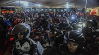 Ratusan pemudik bersepeda motor antre menunggu kapal bersandar di Pelabuhan Ciwandan, Cilegon, Banten, Kamis (4/4/2024) dini hari. 