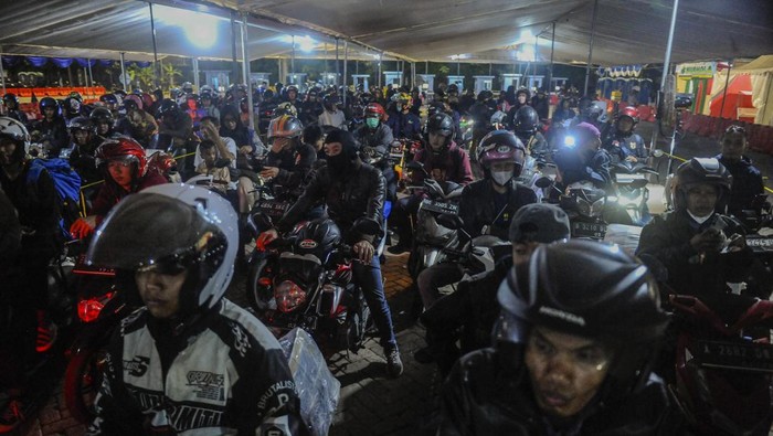 Pemudik bersepeda motor beristirahat saat menunggu kapal bersandar di Pelabuhan Ciwandan, Cilegon, Banten, Kamis (4/4/2024) dini hari. PT ASDP Indonesia Ferry memprediksi puncak arus mudik Idul Fitri 1445 Hijriah khususnya pemudik bersepeda motor ke Sumatera melalui Pelabuhan Ciwandan akan terjadi pada 6 hingga 7 April 2024. ANTARA FOTO/Muhammad Bagus Khoirunas/nym.