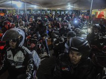 Pemudik Sepeda Motor Menyemut di Pelabuhan Ciwandan