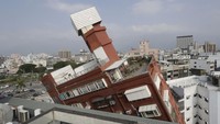 Dilansir The Guardian dan Reuters, Rabu (3/4/2024), laporan kantor berita Taiwan, Central News Agency, menyebut nyaris 10.000 rumah warga di pulau tersebut tidak mendapatkan pasokan listrik usai gempa mengguncang pada Rabu (3/4) pagi sekitar pukul 07.58 waktu setempat. AP/Chiang Ying-ying  