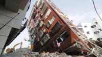 Pihak berwenang Taiwan telah mengonfirmasi bahwa sebanyak 127 orang terjebak akibat gempa tersebut. Dari jumlah itu, 77 orang di antara mereka terjebak di dalam terowongan-terowongan Jinwen dan Daqinqshui di bawah pegunungan wilayah Hualien, kata Dinas Pemadam Kebakaran. AP/Chiang Ying-ying  