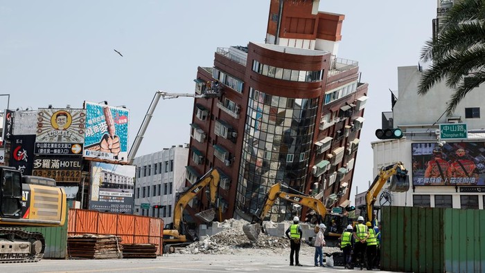 Penampakan Bangunan Nyaris Roboh Akibat Gempa Taiwan A general view as workers carry out operations at the site where a building collapsed, following the earthquake, in Hualien, Taiwan April 4, 2024. REUTERS/Carlos Garcia Rawlins