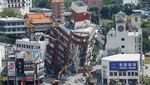 Penampakan Bangunan Nyaris Roboh Akibat Gempa Taiwan