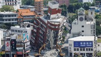 Gempa tersebut diyakini merupakan yang terbesar di Taiwan sejak gempa pada tahun 1999 yang menyebabkan kerusakan parah. Taiwan terletak di sepanjang Cincin Api Pasifik, garis patahan seismik yang mengelilingi Samudera Pasifik tempat terjadinya sebagian besar gempa bumi di dunia. REUTERS/Carlos Garcia Rawlins