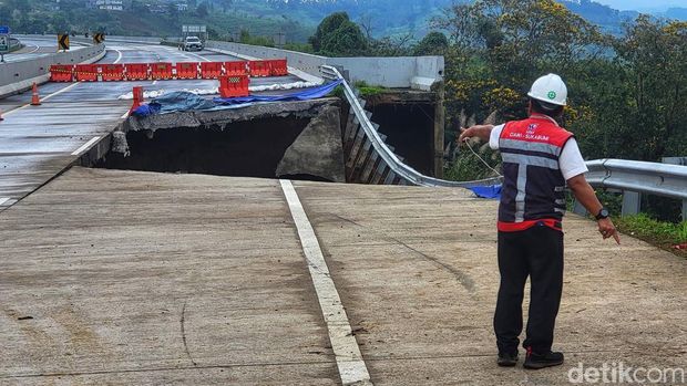 Penampakan longsor di Tol Bocimi KM 64.