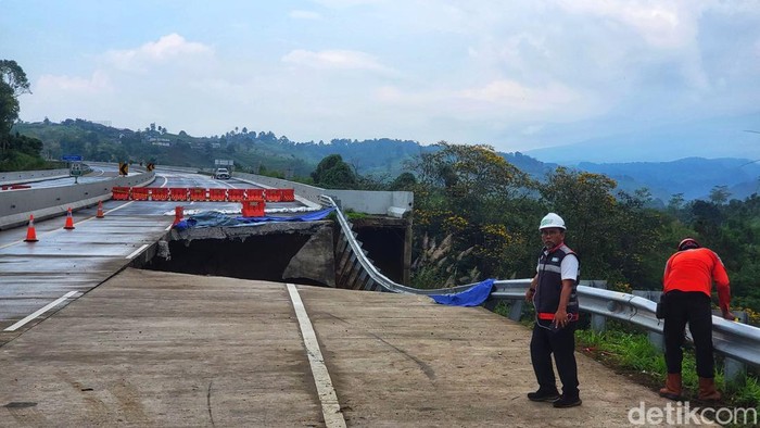 Penampakan longsor di Tol Bocimi KM 64.