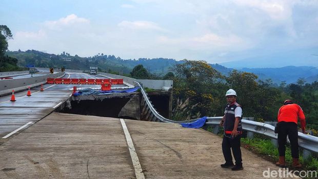 Penampakan longsor di Tol Bocimi KM 64.
