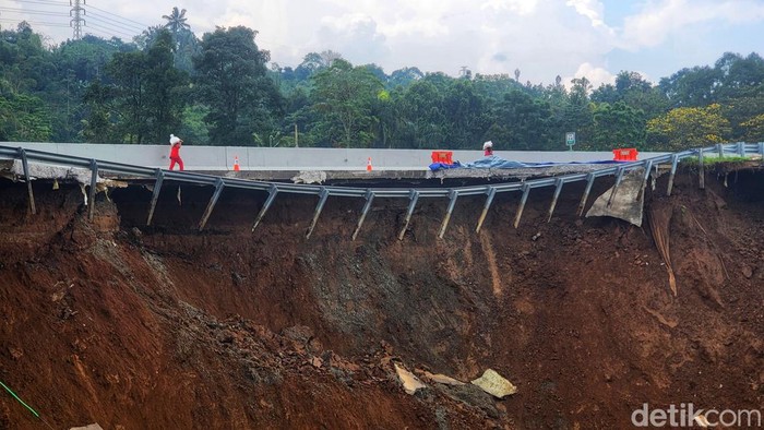 Penampakan longsor di Tol Bocimi KM 64.