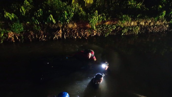 Penanganan evakuasi mobil yang tercebur ke sungai di Klapanunggal, Kabupaten Bogor, Jawa Barat, selesai dilakukan. Mobil berhasil diangkat dari sungai.
