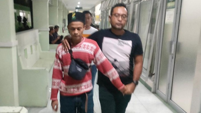 Polisi dari Polsek Juwiring, Klaten, menggelandang IA, seorang pencuri yang sudah beraksi di 6 tempat. Foto diunggah Kamis (4/4/2024).