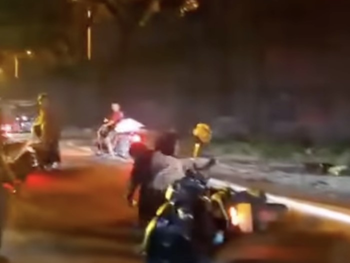 Pengendara motor di Makassar mendadak berjatuhan di badan jalan akibat jalan licin. Dokumen Istimewa