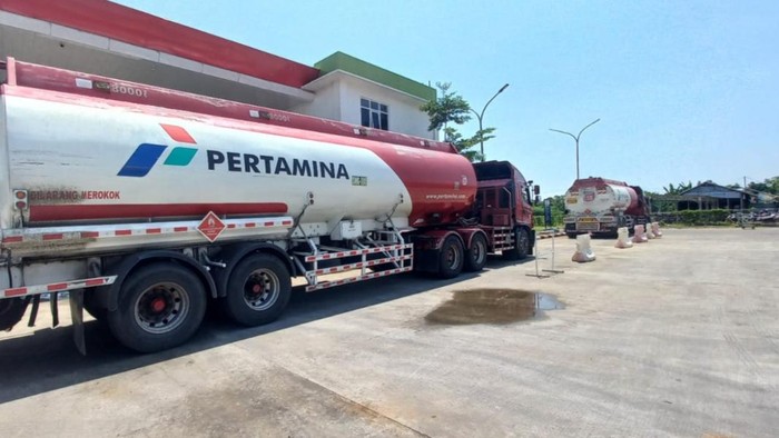 Pengisian bahan bakar Pertalite di SPBU Rest Area 388 Tol Trans Jawa, Kamis (4/4/2024).