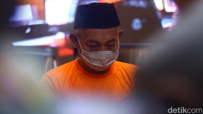 Perangkat Desa Caturharjo Sleman RSW (48) saat di Mapolres Sleman, Kamis (4/4/2024).