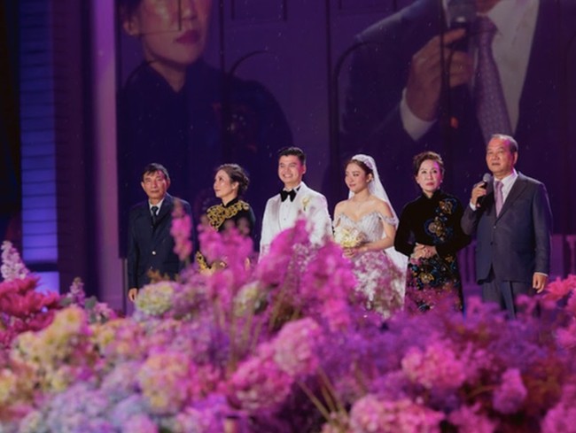 Melansir 24 H, dekorasi pernikahan tersebut terinspirasi dari arsitektur Gardens by the Bay Singapura. Singapura sendiri merupakan negara tempat kedua mempelai bertemu dan jatuh cinta saat sama-sama kuliah di luar negeri. Foto: dok. kienthuc.net.vn