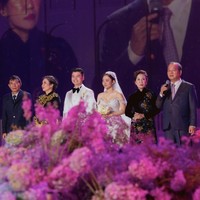 Melansir 24 H, dekorasi pernikahan tersebut terinspirasi dari arsitektur Gardens by the Bay Singapura. Singapura sendiri merupakan negara tempat kedua mempelai bertemu dan jatuh cinta saat sama-sama kuliah di luar negeri. Foto: dok. kienthuc.net.vn