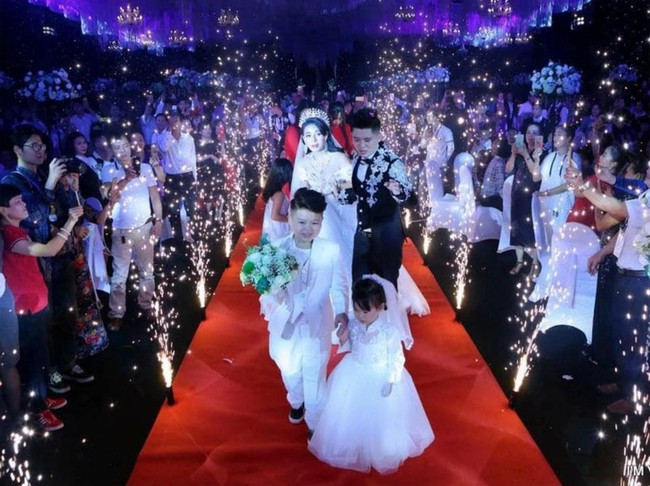 Pernikahan tersebut juga ramai dihadiri oleh para selebriti dan tokoh ternama di sana. Pertunjukkan kembang api sebagai ucapan selamat menambah kemeriahan di acara tersebut. Foto: dok. kienthuc.net.vn