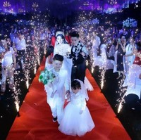 Pernikahan tersebut juga ramai dihadiri oleh para selebriti dan tokoh ternama di sana. Pertunjukkan kembang api sebagai ucapan selamat menambah kemeriahan di acara tersebut. Foto: dok. kienthuc.net.vn