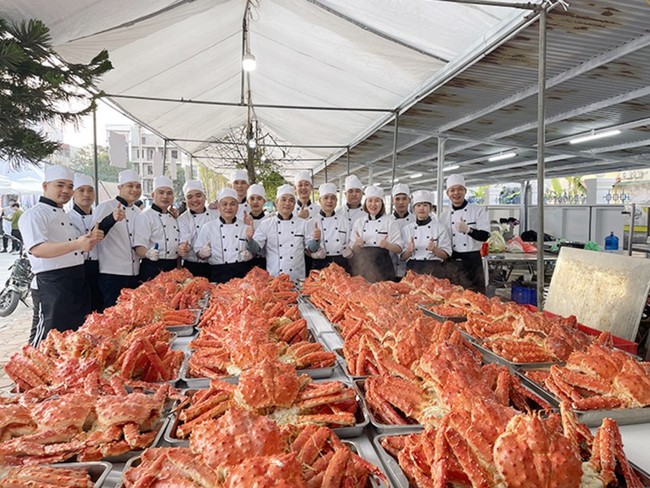 Tak hanya dekorasi, hidangan di pernikahan juga tak kalah mewaah. Para tamu dijamu dengan hidangan kepiting dan berbagai makanan mewah lain yang telah dimasak oleh para chef berpengalaman. Foto: dok. kienthuc.net.vn