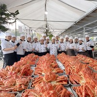 Tak hanya dekorasi, hidangan di pernikahan juga tak kalah mewaah. Para tamu dijamu dengan hidangan kepiting dan berbagai makanan mewah lain yang telah dimasak oleh para chef berpengalaman. Foto: dok. kienthuc.net.vn