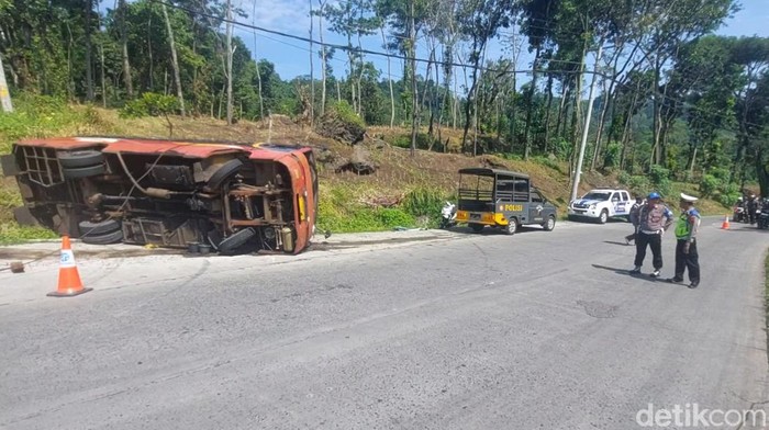 Petugas cek lokasi bus terguling di tanjakan Cebak, Pageruyung, Kendal, Kamis (4/4/2024).