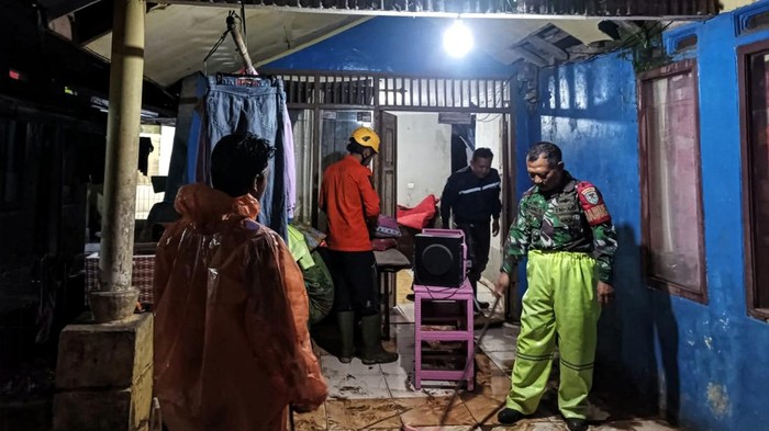 Petugas mengecek rumah warga terdampak bencana di Sukabumi.