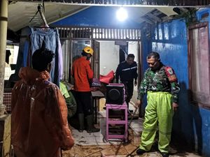 Rumah Warga Sukabumi Rusak Diterjang Banjir dan Longsor