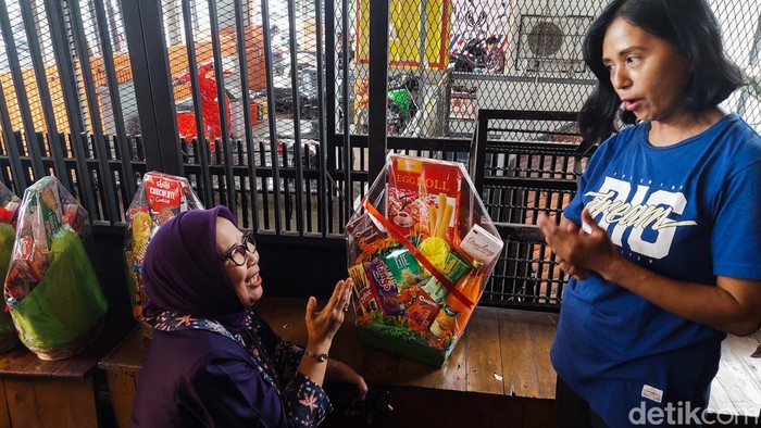Petugas saat melakukan sidak parsel Lebaran di Cimahi