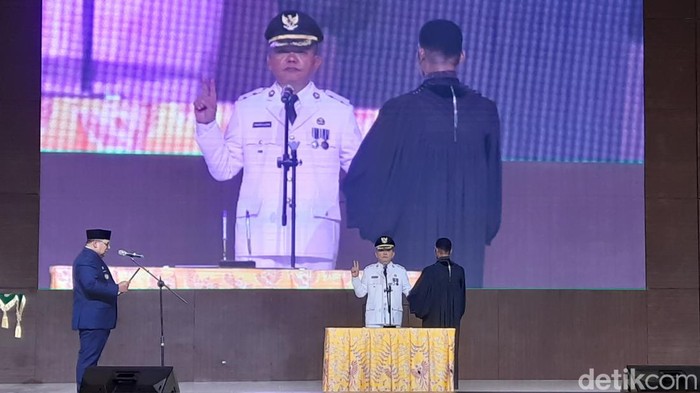Pj Gubernur Papua Barat Daya Mochamad Musaad lantik Pj Bupati Sorong Edison Siagian.