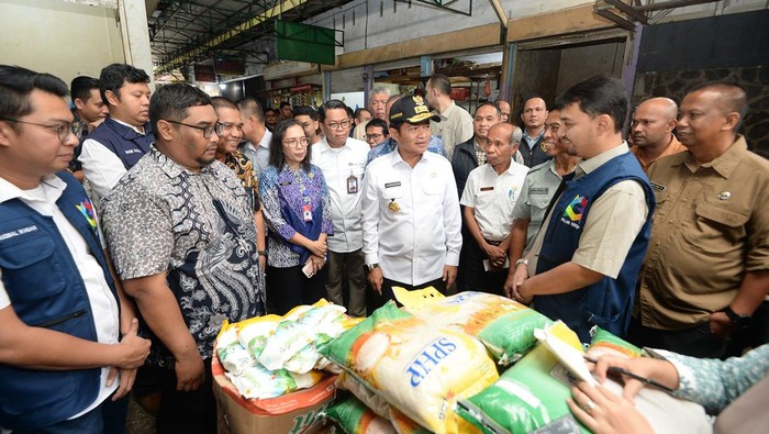 Pj Gubernur Sumut, Hassanudin meninjau Pasar Sei Sikambing Medan, Kamis (4/4/2024). (Dok. BIRO HUMAS & KEPROTOKOLAN)